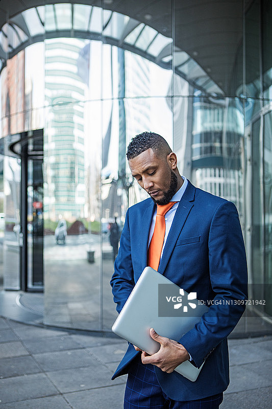 在企业重新开业时，英俊的黑人商人图片素材