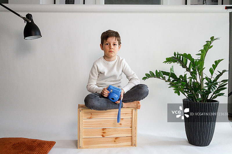 在照相馆里的一个男孩图片素材