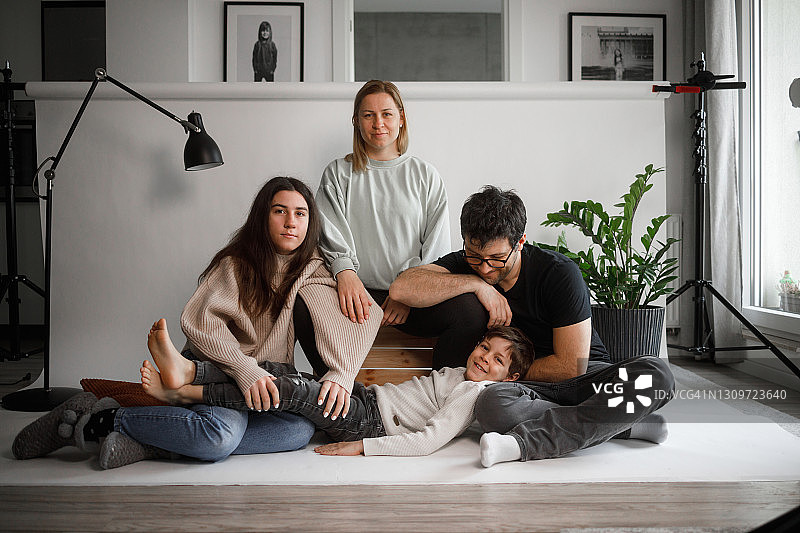 年轻幸福家庭的肖像图片素材