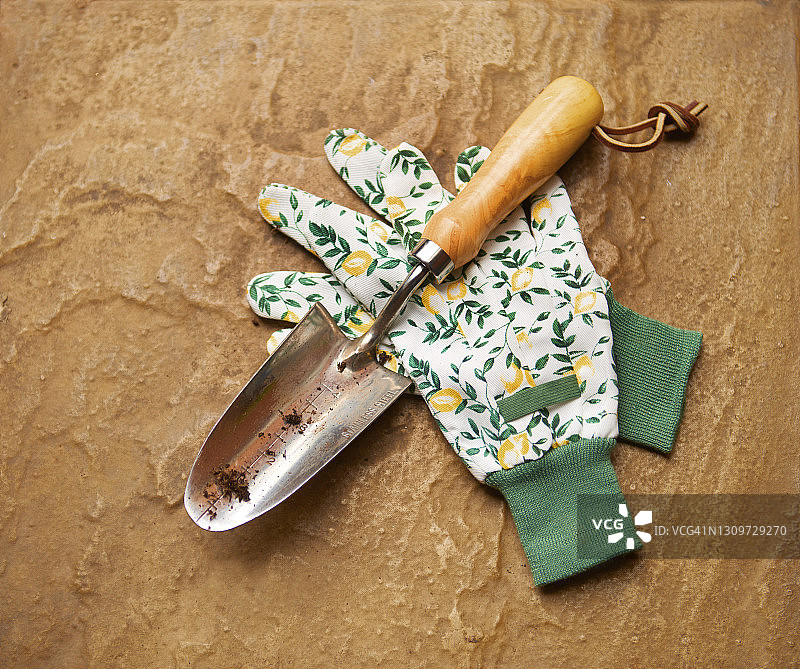 园艺手套和泥铲图片素材