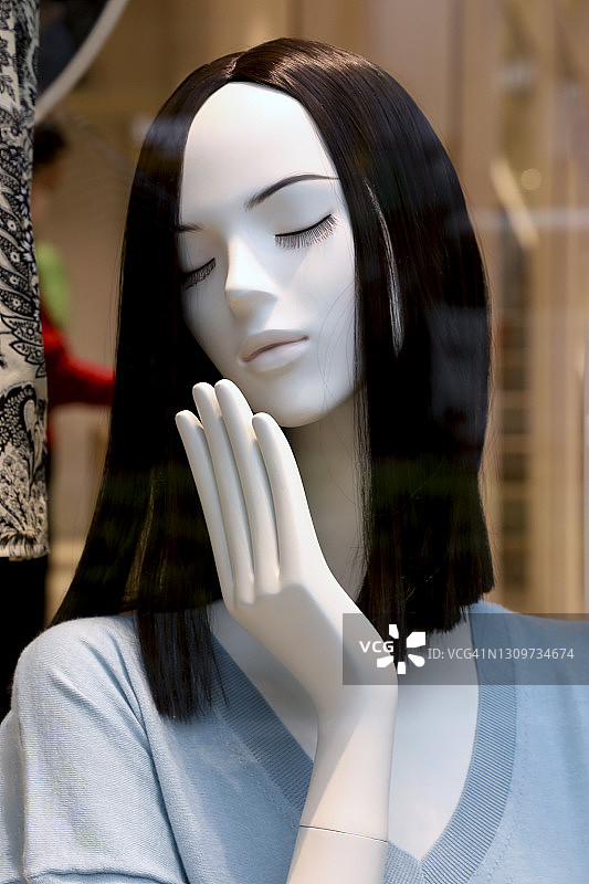 橱窗里的女模特图片素材