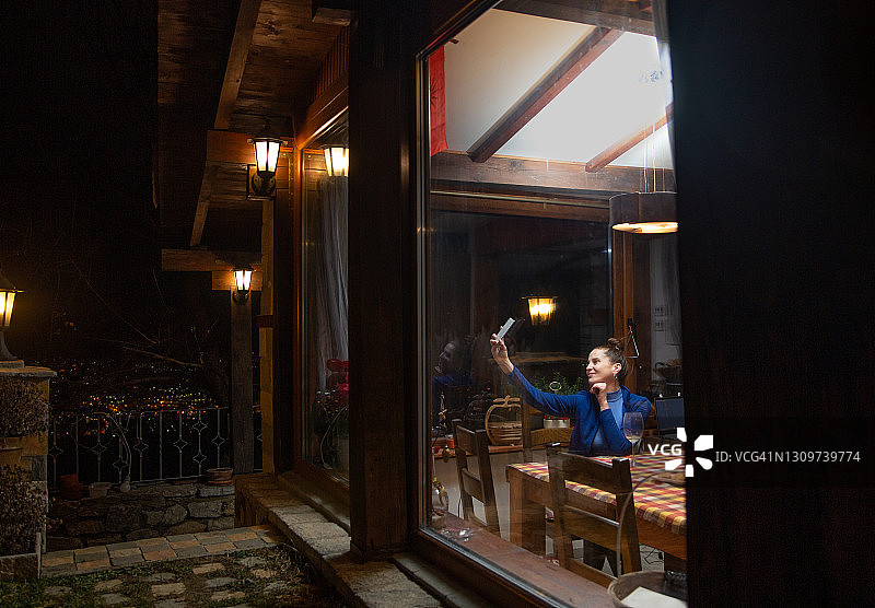 深夜聊天图片素材