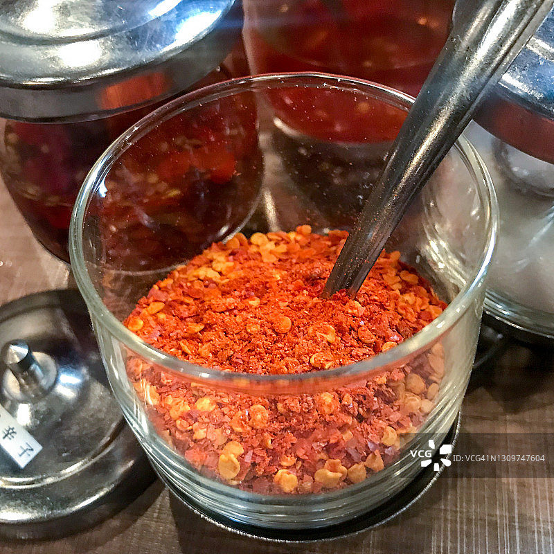 餐桌上的泰国辣椒调味品图片素材