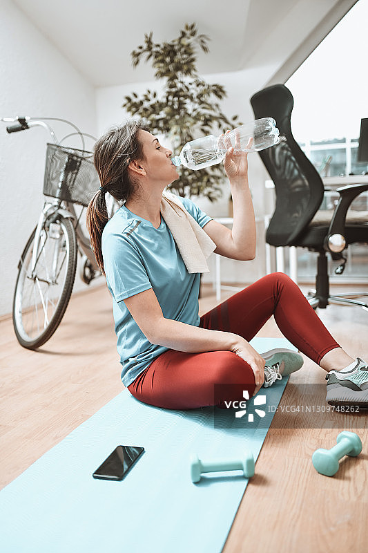 居家锻炼时女性补水非常重要图片素材