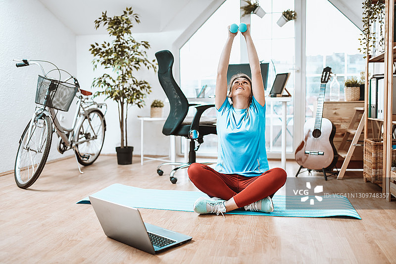 在家办公的现代女性哑铃锻炼图片素材