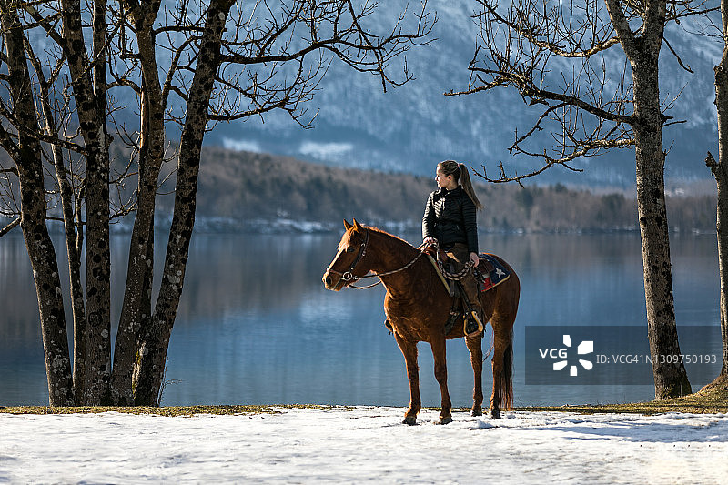 在博希尼湖边与马合影图片素材