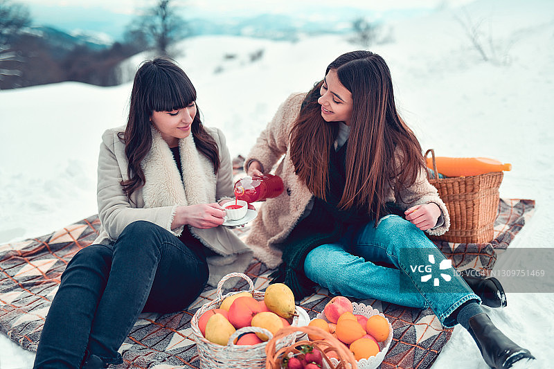 雪山中的女子茶会图片素材