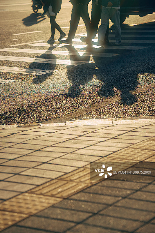 人行横道上的行人图片素材