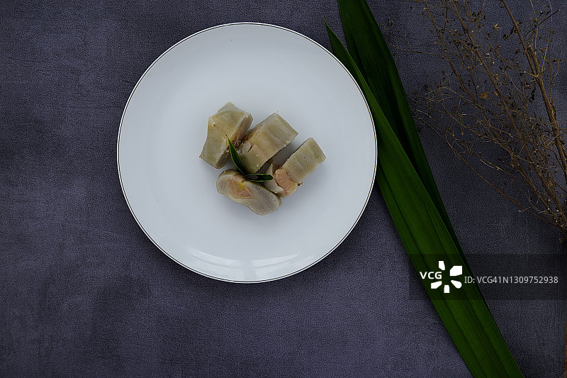 覆盖着小麦粉的香蕉蛋糕图片素材