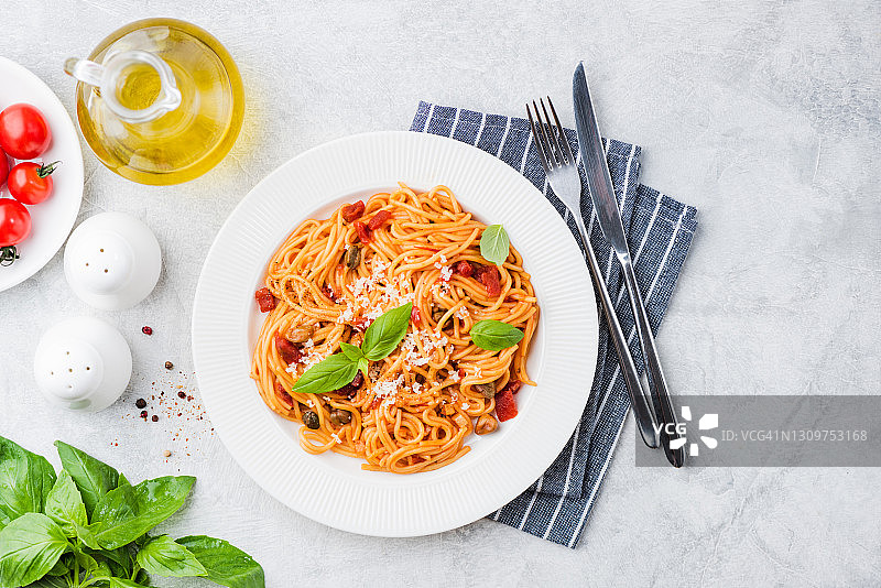 意式意大利面，配番茄干、罗勒和奶酪图片素材