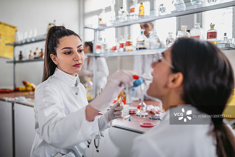 医学生在课堂上取样图片素材