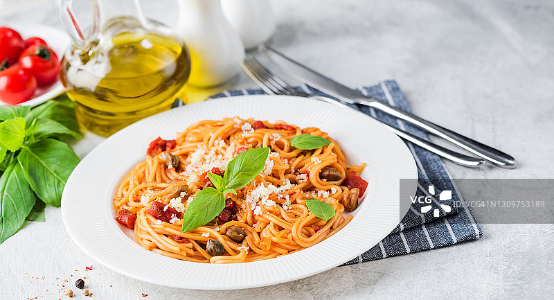 意式意大利面，配番茄干、罗勒和奶酪图片素材