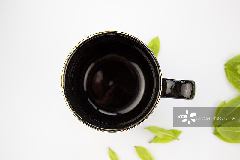 白色背景上的黑色空杯子图片素材