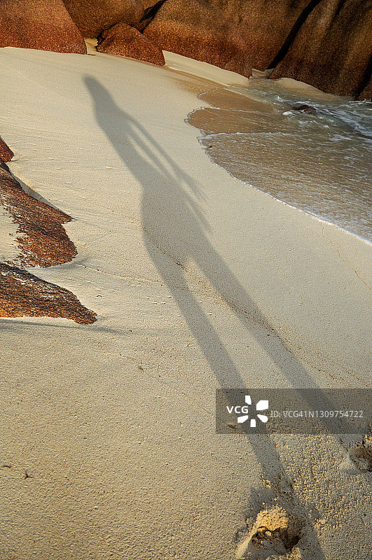 花岗岩沙滩上女人的影子图片素材