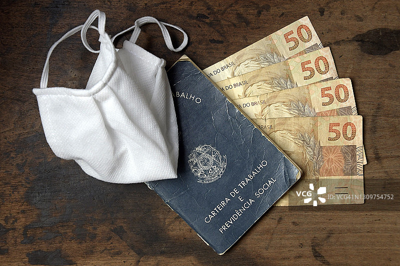 防护口罩、巴西货币和雇佣文件图片素材
