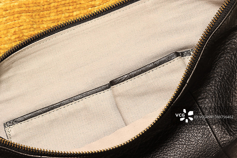 棕色皮革手提包细节：展示内部口袋图片素材