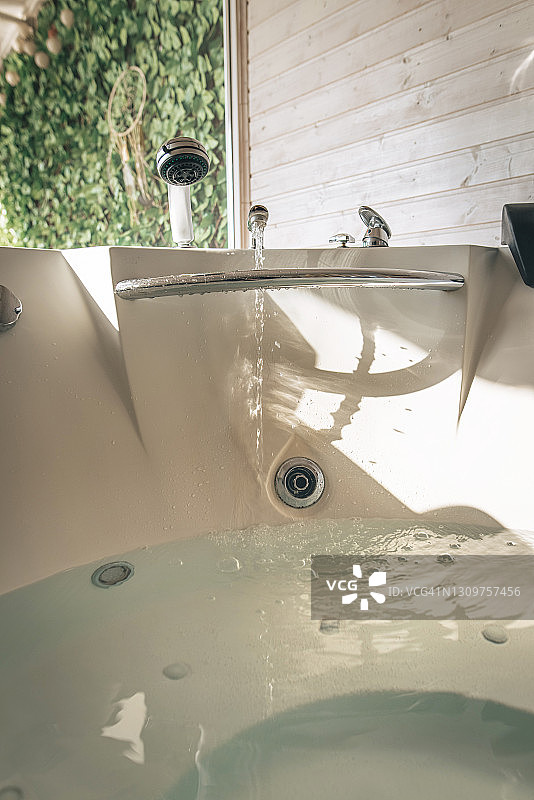 浴缸注水图片素材