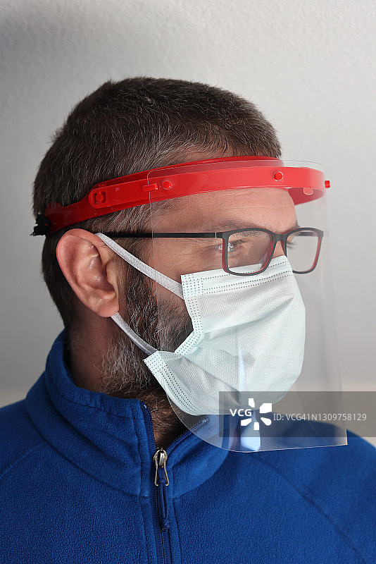 戴双层防护口罩预防新冠的男子图片素材