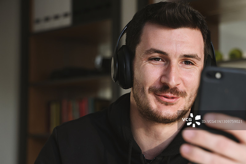 男人使用智能手机进行视频通话图片素材