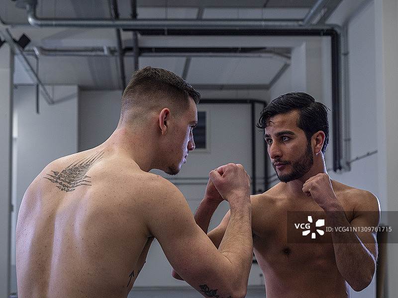 两个男人泰拳比赛图片素材