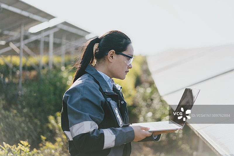在太阳能发电站工作的工程师图片素材