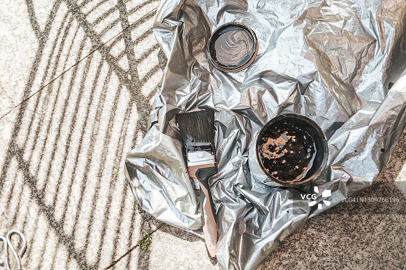 灰色油漆罐上的画笔俯视图图片素材