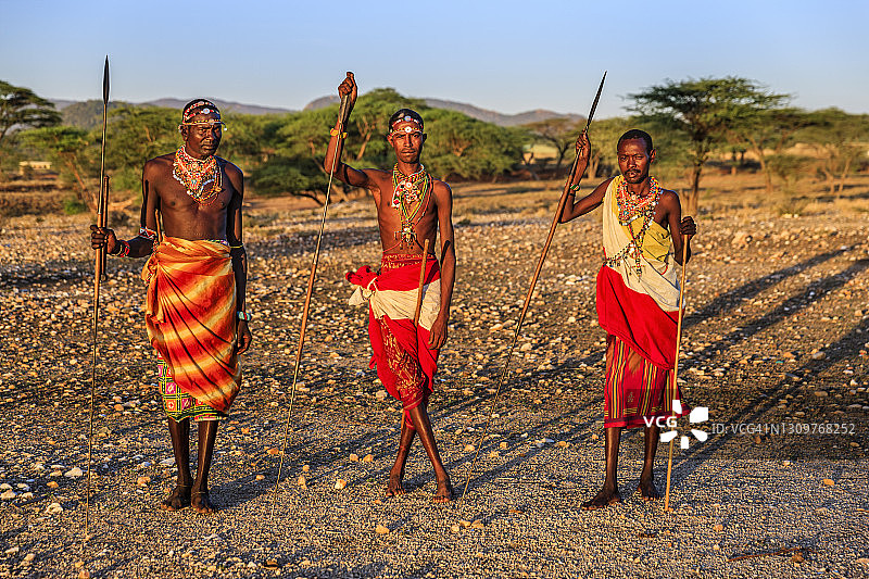 肯尼亚中部桑布鲁部落的非洲战士图片素材