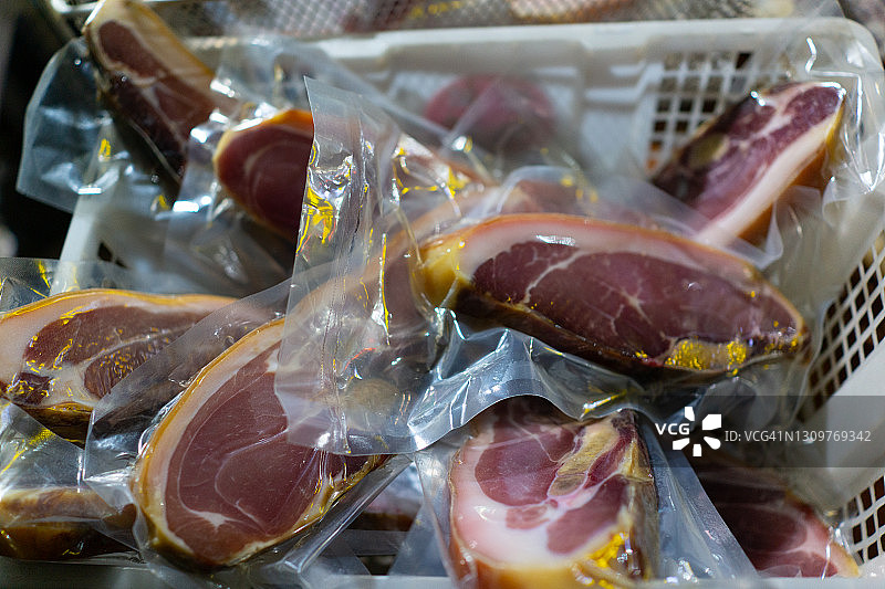 市场上出售的真空包装腌制火腿图片素材