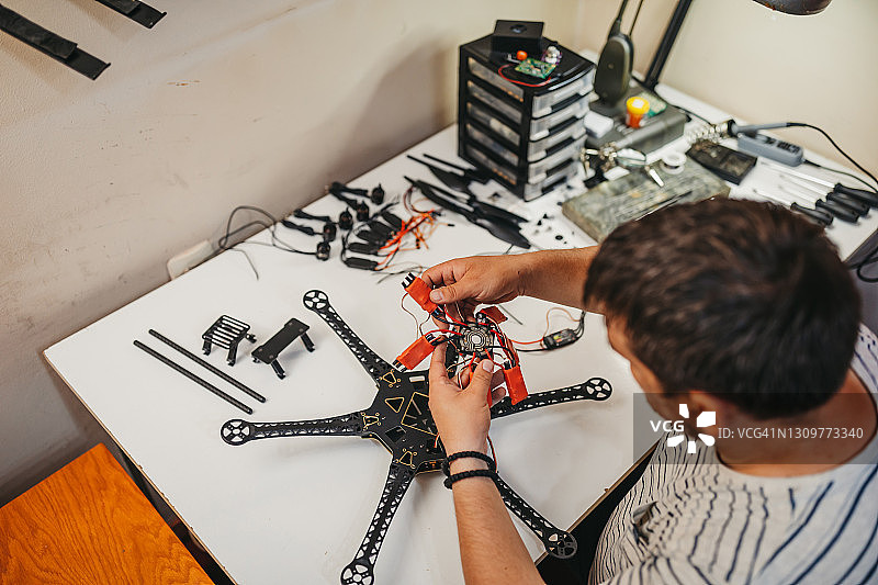男人用工具组装无人机图片素材
