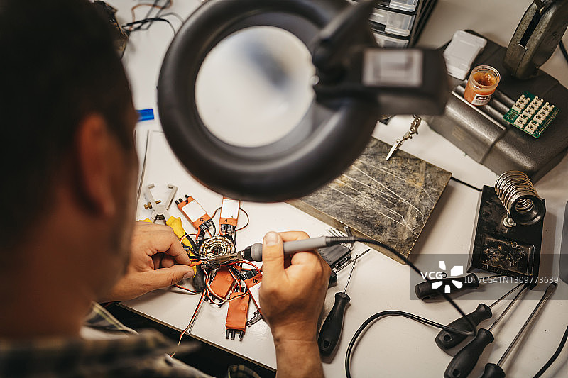 拆卸无人机的电子维修图片素材