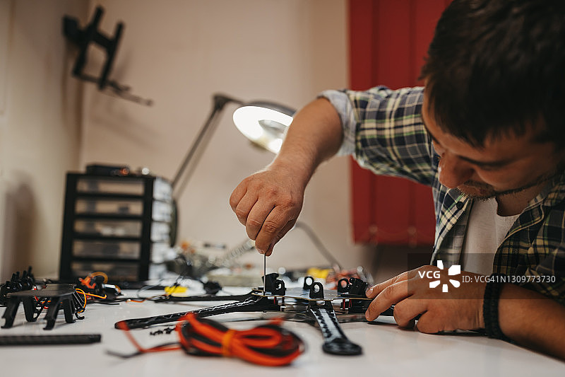 男人组装无人机图片素材