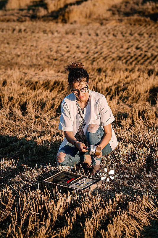 年轻农艺师在农田里采集小麦样本图片素材