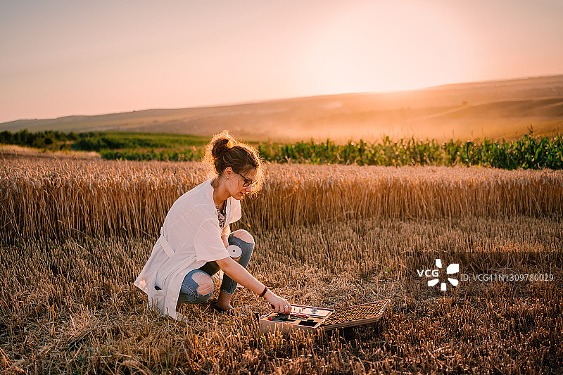 年轻农艺师在农田里采集小麦样本图片素材