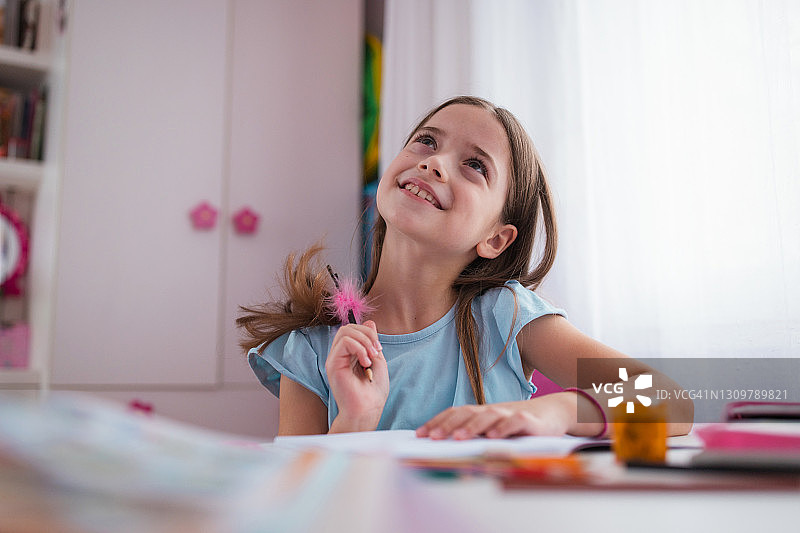 沉思和微笑的可爱女孩图片素材