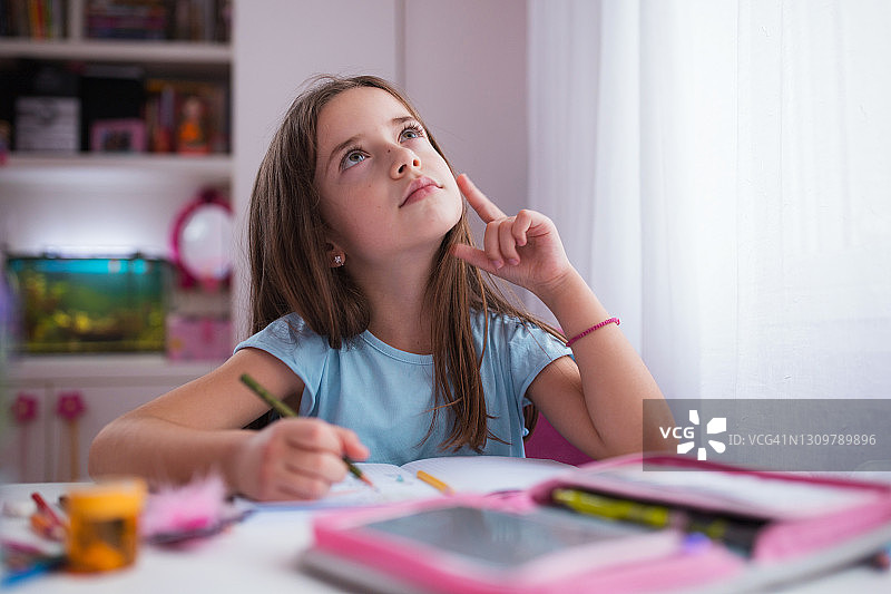 正在思考学校项目的学生图片素材
