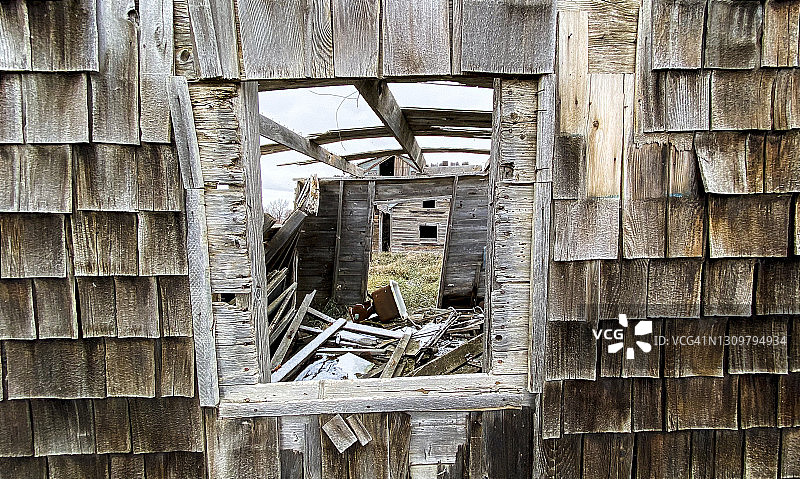 透过窗户看农舍废墟图片素材