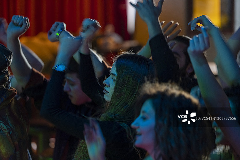 年轻人在演唱会上玩耍图片素材