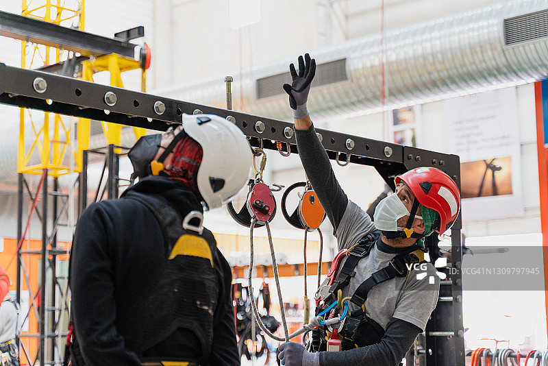 两个年轻学生攀岩学习图片素材