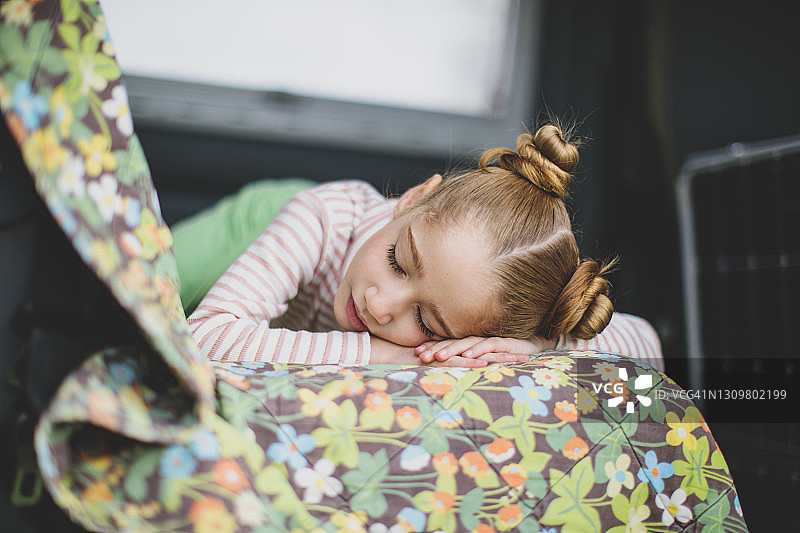 可爱的小女孩在房车里睡觉图片素材