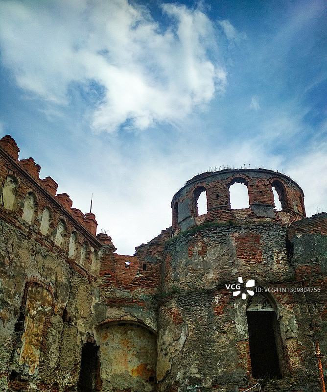 乌克兰蓝色天空下的城堡遗址图片素材
