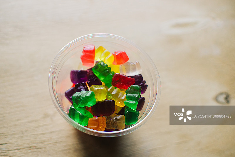 桌子上的软糖小熊图片素材