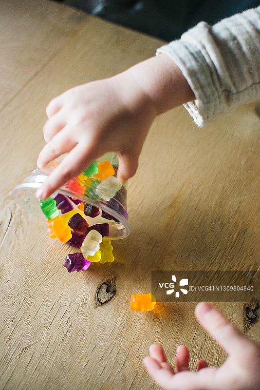 小女孩玩彩色小熊软糖图片素材