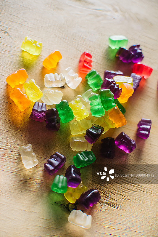 桌子上的软糖小熊图片素材