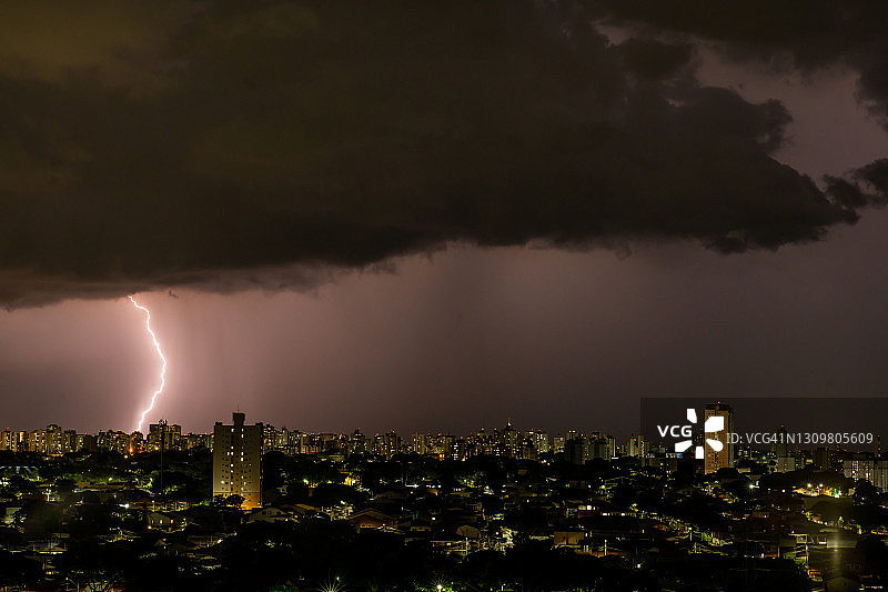 夜间城市上空的雷暴图片素材