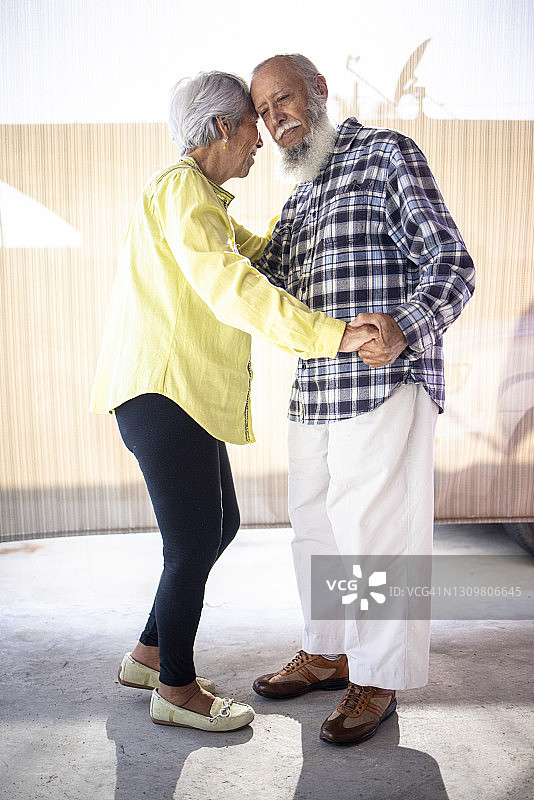 墨西哥老年夫妇在家跳舞图片素材