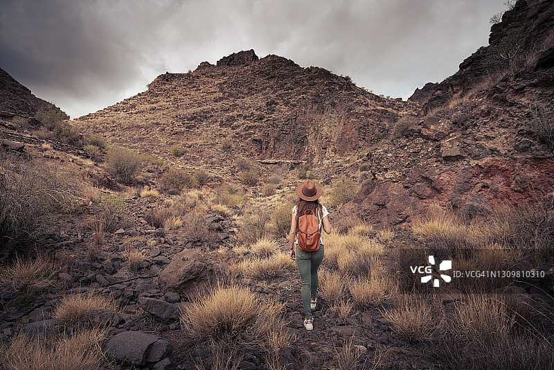 游客探索土地的背影，西班牙加那利群岛图片素材