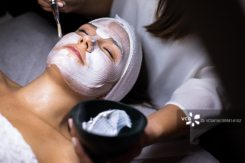 美容师用刷子敷面膜图片素材