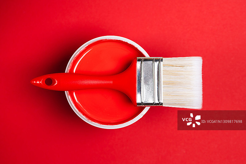 平铺的画笔和红色油漆桶图片素材