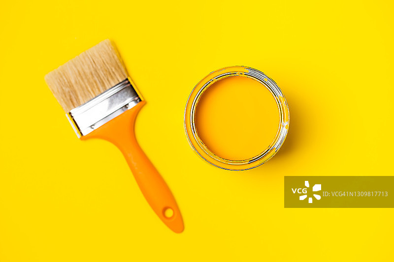 明黄色背景上用于翻新工程的油漆刷图片素材