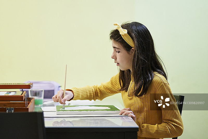 女孩在家享受绘画图片素材